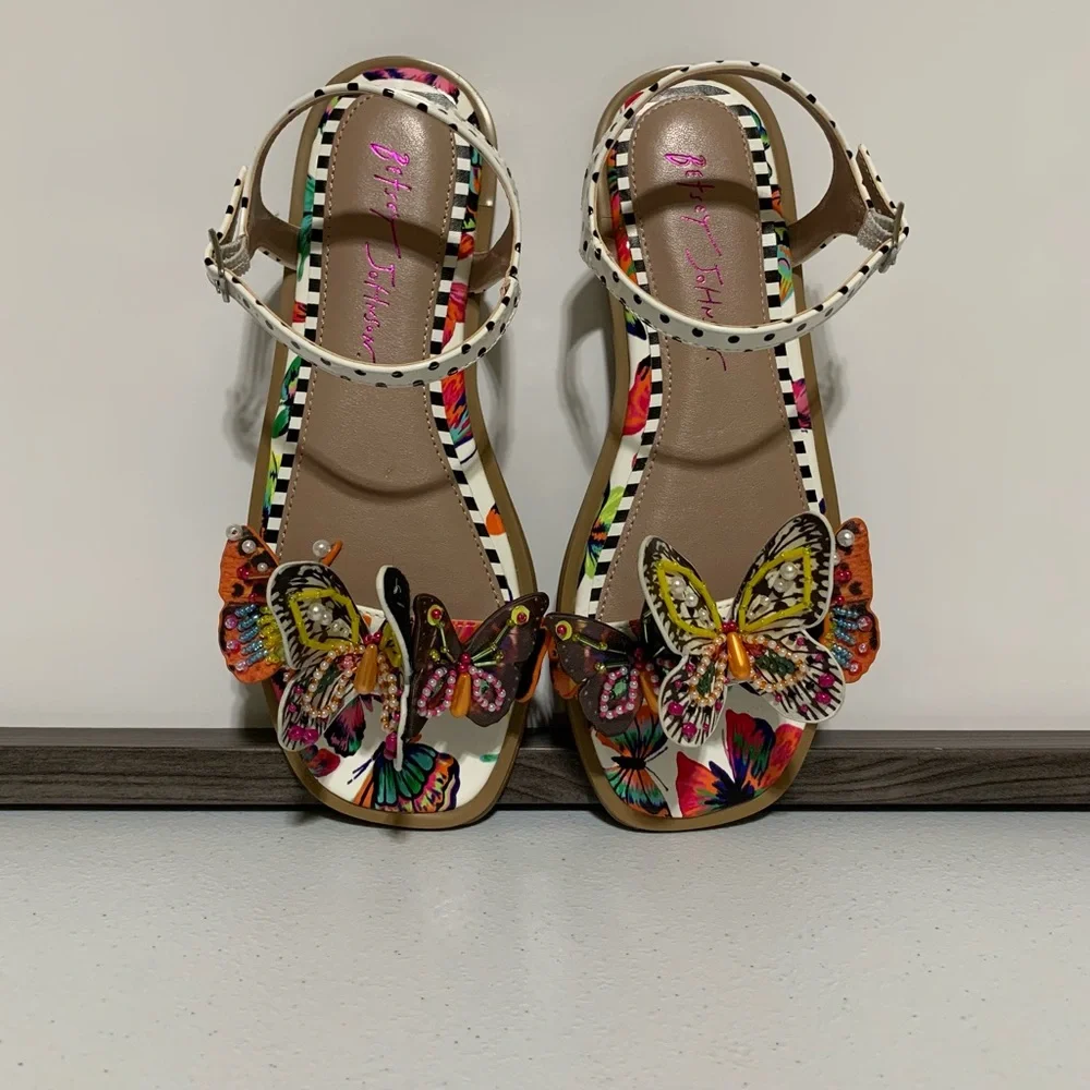 Betsey Johnson Dacie White Butterfly Sandal-Size 4 (Big Girl)/6 Women’s New